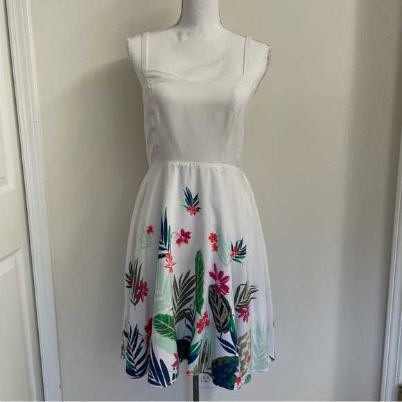 Old Navy Cami Dress size M White Tropical Floral Smocked Back Adjustable Straps - Picture 1 of 15